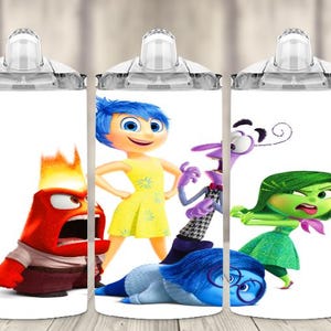 K&ouml;nnte beinhalten: Drei wei&szlig;e Trinkbecher mit Figuren aus dem Animationsfilm "Alles steht Kopf". Die Figuren sind Wut, Freude, Angst, Traurigkeit und Ekel. Jeder Becher hat einen wei&szlig;en Griff und einen transparenten Deckel mit Ausguss.