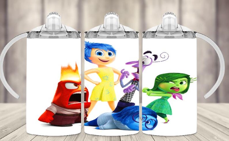 K&ouml;nnte beinhalten: Drei wei&szlig;e Trinkbecher mit Figuren aus dem Animationsfilm "Alles steht Kopf". Die Figuren sind Wut, Freude, Angst, Traurigkeit und Ekel. Jeder Becher hat einen wei&szlig;en Griff und einen transparenten Deckel mit Ausguss.