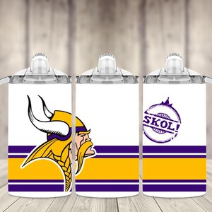 K&ouml;nnte beinhalten: Drei wei&szlig;e Trinkbecher mit transparenten Deckeln und Griffen. Jeder Becher zeigt ein Design mit dem Logo der Minnesota Vikings, einschlie&szlig;lich eines Wikingerkopfes und dem Wort "SKOL!" in einem lila Stempel.