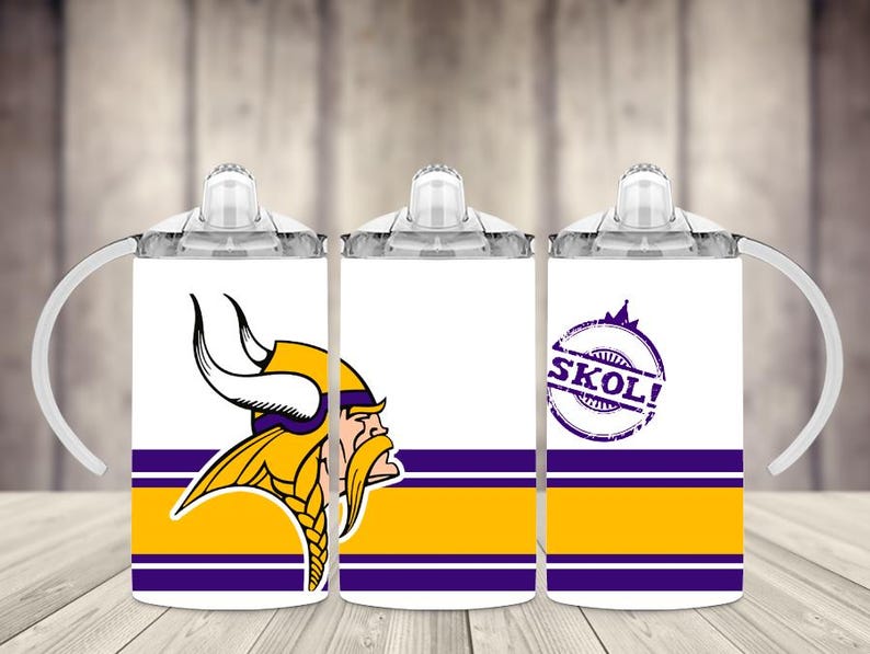 K&ouml;nnte beinhalten: Drei wei&szlig;e Trinkbecher mit transparenten Deckeln und Griffen. Jeder Becher zeigt ein Design mit dem Logo der Minnesota Vikings, einschlie&szlig;lich eines Wikingerkopfes und dem Wort "SKOL!" in einem lila Stempel.