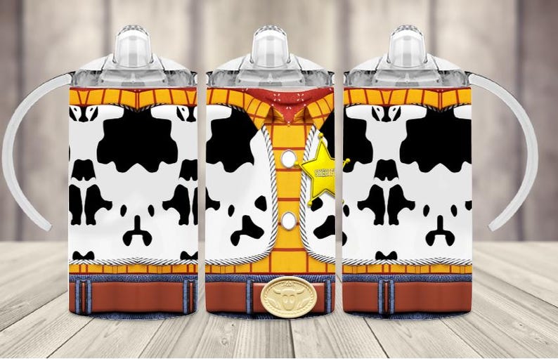 K&ouml;nnte beinhalten: Ein Satz von drei Trinkbechern mit einem Design, das von der Figur Woody aus Toy Story inspiriert wurde. Die Becher haben einen wei&szlig;en Hintergrund mit schwarzen Kuhflecken und ein Woody-Outfit-Design. Jeder Becher hat einen transparenten Deckel und einen wei&szlig;en Griff.