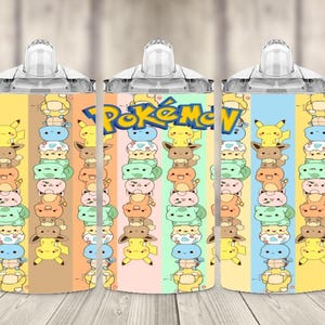 K&ouml;nnte beinhalten: Drei Trinkbecher mit Griffen, jeweils mit einem farbenfrohen Design aus gestapelten Pok&eacute;mon-Charakteren. Das Wort "Pok&eacute;mon" wird in einer blau-gelben Schrift angezeigt. Die Becher haben einen transparenten Deckel und einen wei&szlig;en Griff.