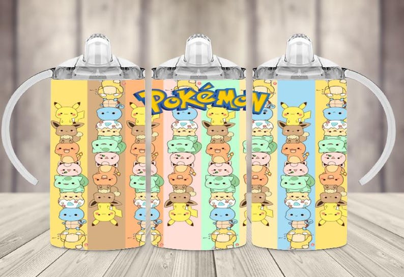 K&ouml;nnte beinhalten: Drei Trinkbecher mit Griffen, jeweils mit einem farbenfrohen Design aus gestapelten Pok&eacute;mon-Charakteren. Das Wort "Pok&eacute;mon" wird in einer blau-gelben Schrift angezeigt. Die Becher haben einen transparenten Deckel und einen wei&szlig;en Griff.