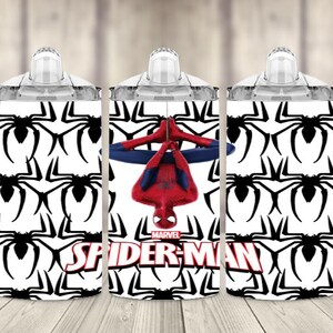 K&ouml;nnte beinhalten: Drei wei&szlig;e Trinkbecher mit Griffen. Zwei Becher haben ein schwarz-wei&szlig;es Spinnenmuster. Der mittlere Becher zeigt Spider-Man in einem rot-blauen Anzug mit den Marvel- und Spider-Man-Logos.