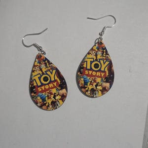 Pendientes de Toy Story, colgantes de madera con forma de lágrima, de titanio hipoalergénico