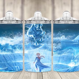 K&ouml;nnte beinhalten: Drei Trinkbecher mit wei&szlig;en Griffen und Deckeln. Jeder Becher hat ein blau-wei&szlig;es Design mit Frozen-Thema. Das Design umfasst Elsa, ein Pferd und Eisformationen. Die Becher stehen auf einer Holzoberfl&auml;che.