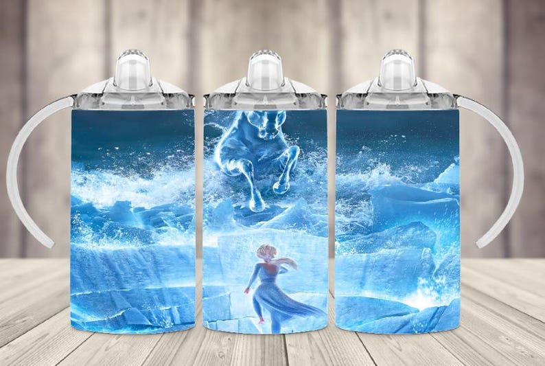 K&ouml;nnte beinhalten: Drei Trinkbecher mit wei&szlig;en Griffen und Deckeln. Jeder Becher hat ein blau-wei&szlig;es Design mit Frozen-Thema. Das Design umfasst Elsa, ein Pferd und Eisformationen. Die Becher stehen auf einer Holzoberfl&auml;che.