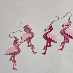Flamingo Pink Glitter Ohrring: Mehrere Farben erhältlich in Haken-, Titan- und Clip-On-Stil.
