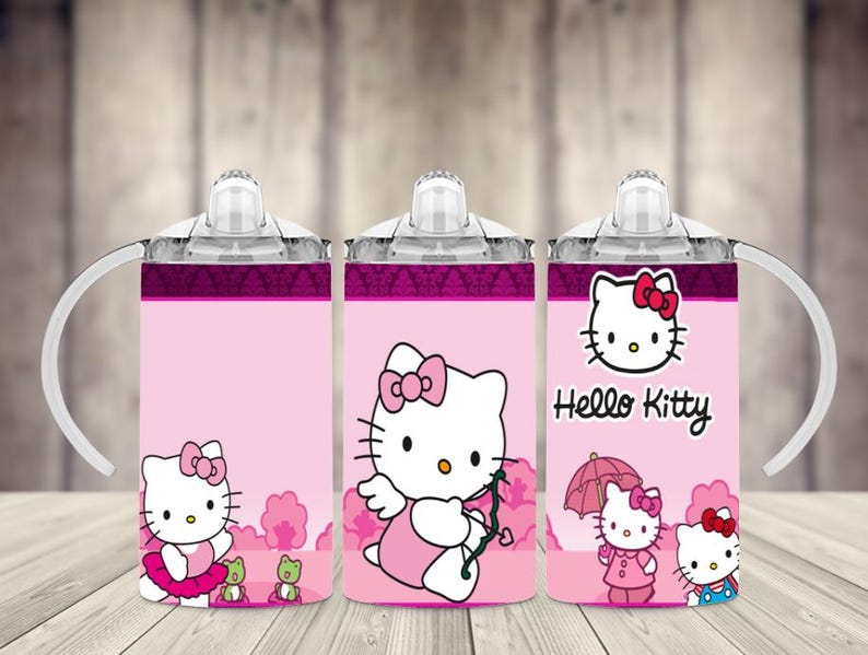 K&ouml;nnte beinhalten: Rosa Trinkbecher mit Hello Kitty-Designs. Jeder Becher hat eine andere Hello Kitty-Grafik, darunter eine mit dem Text "Hello Kitty". Die Becher haben wei&szlig;e Griffe und eine transparente Oberseite mit einem Ausguss.