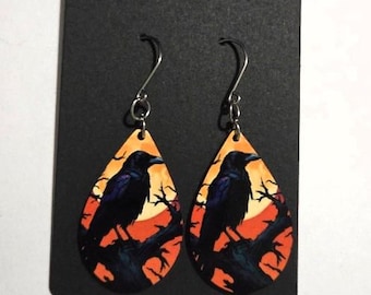 Krähe baumeln Ohrringe, Glasmalerei Teardrop Holz Ohrringe, handgemachter Schmuck