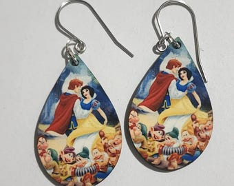 Pendientes de lágrima de Blancanieves, hechos a mano, de madera y titanio hipoalergénico.