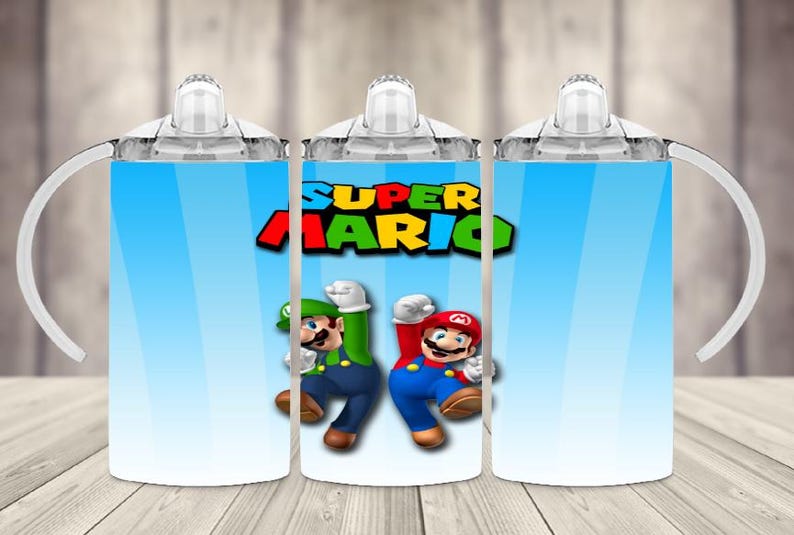 K&ouml;nnte beinhalten: Drei wei&szlig;e Trinkbecher mit Griffen, jeweils mit blauem Hintergrund und hellblauem Farbverlauf. Die Becher sind mit den Worten "SUPER MARIO" und Bildern von Mario und Luigi verziert.