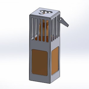 Peut inclure: Une cage à bouteille en métal gris avec une ouverture en forme de trou de serrure sur le dessus. La cage est conçue pour maintenir une bouteille à la verticale et comporte une découpe décorative sur le dessus.
