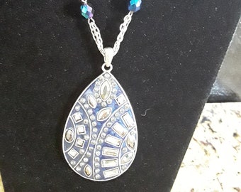 Un collar vintage de KC Designs llamado jaula de pájaros tiene un extensor y un cierre de pinza de langosta.