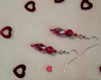 Estos son pendientes de gancho de plata 925 con cuentas de vidrio y cristales rojos hechos a mano.