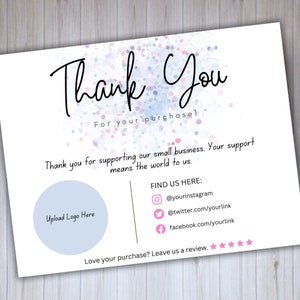 以下が含まれることがあります： ピンクとブルーの水彩画の背景を持つサンキューカード。カードには、筆記体で「ありがとう」と、より小さなフォントで「ご購入ありがとうございます！」と書かれています。カードには、ロゴ、ソーシャルメディアのハンドル、レビューセクションのスペースもあります。
