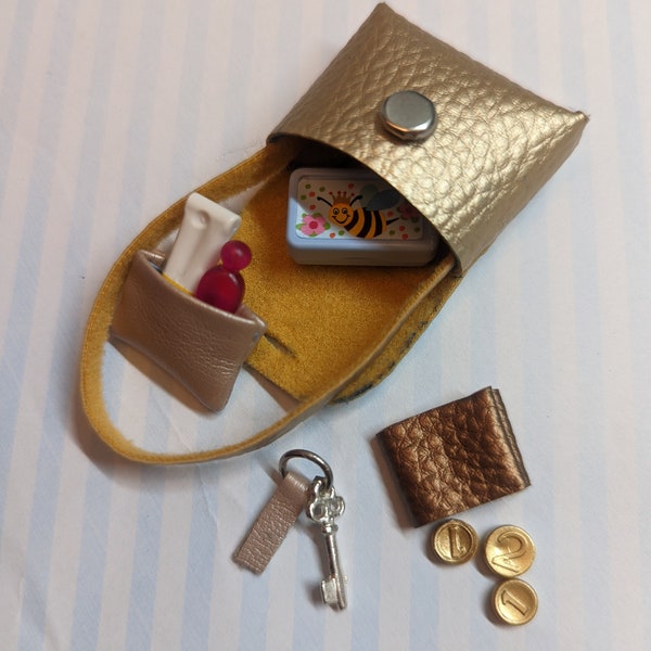 Wichtel Tasche mit Schlüsselanhänder, Schminktasche, 5 Spielkarten, Portemonnaie für Puppe, Miniatur Tasche, Cross body Bag Puppe Barbie