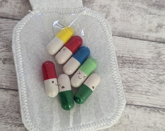 Spielmedizin Flasche aus Filz, Medikamentenfläschchen mit Tabletten Kapseln mit Smiley gefüllt, Arztspiel, Doktorspiel Tabletten Pillen