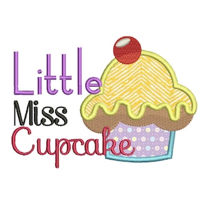Può includere: Disegno ricamato con un cupcake con glassa gialla e una ciliegia rossa in cima. Il testo "Little Miss Cupcake" è scritto in viola, nero e rosso.