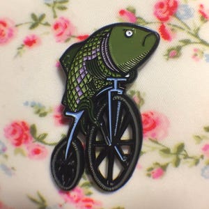 Fisk på cykel Emaljnål: Gloria Steinem-citat - Feministisk gåva