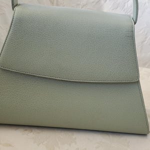 Bolso vintage verde menta. Asa única, solapa, tipo clutch.