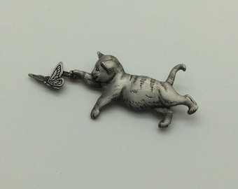 JJ Jonette Jewelry Silver Pewter CAT Chasing BUTTERFLY Pin Brooch