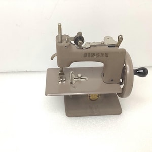 Singer Mini Sewing Machine 20-10 Hand Crank Child&#39;s Miniature Vintage 1950s