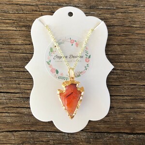 Collar de punta de flecha inspirado en Kansas City, punta de flecha roja, negro, piedra transparente, borde dorado, collar de punta de flecha de cuarzo, joyería Gold KC Chief