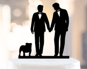 Puede incluir: Topper de pastel en silueta negra de dos novios tomándose de la mano con un perro pequeño frente a ellos. Los novios llevan esmoquin y el perro es un bulldog.