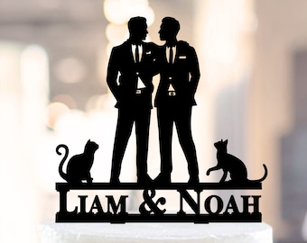 Könnte beinhalten: Schwarzer Silhouetten-Kuchentopper von zwei Bräutigamen, die zusammen mit zwei Katzen stehen. Der Topper sagt "Liam & Noah" unten.