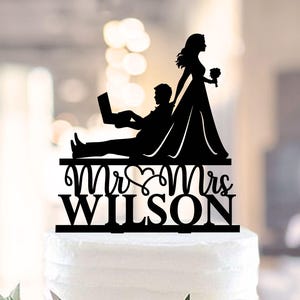 Decorazione per torta nuziale con computer, decorazione per torta con programmatore geek, decorazione per torta con Mr & Mrs e laptop, matrimonio a tema IT con sposa e sposo