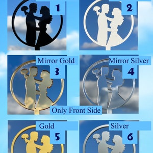 Op de afbeelding: Zes acryl bruidstaarttoppers in verschillende kleuren: zwart, wit, spiegelgoud, spiegelsilver, goud en zilver. Elke topper heeft een silhouet van een bruid en bruidegom die een boeket vasthouden.