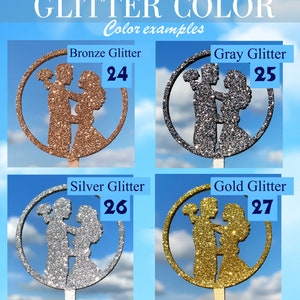 Op de afbeelding: Vier afbeeldingen die verschillende glitterkleuren laten zien voor een bruidstaarttopper. De topper is een silhouet van een bruid en bruidegom die een boeket vasthouden. De getoonde kleuren zijn brons, grijs, zilver en goud.