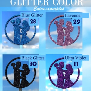 Op de afbeelding: Vier verschillende glitterkleuren voor een bruidstaarttopper. De topper is een silhouet van een bruid en bruidegom die een boeket vasthouden. De kleuren zijn blauwe glitter, lavendelglitter, zwarte glitter en ultraviolette glitter.