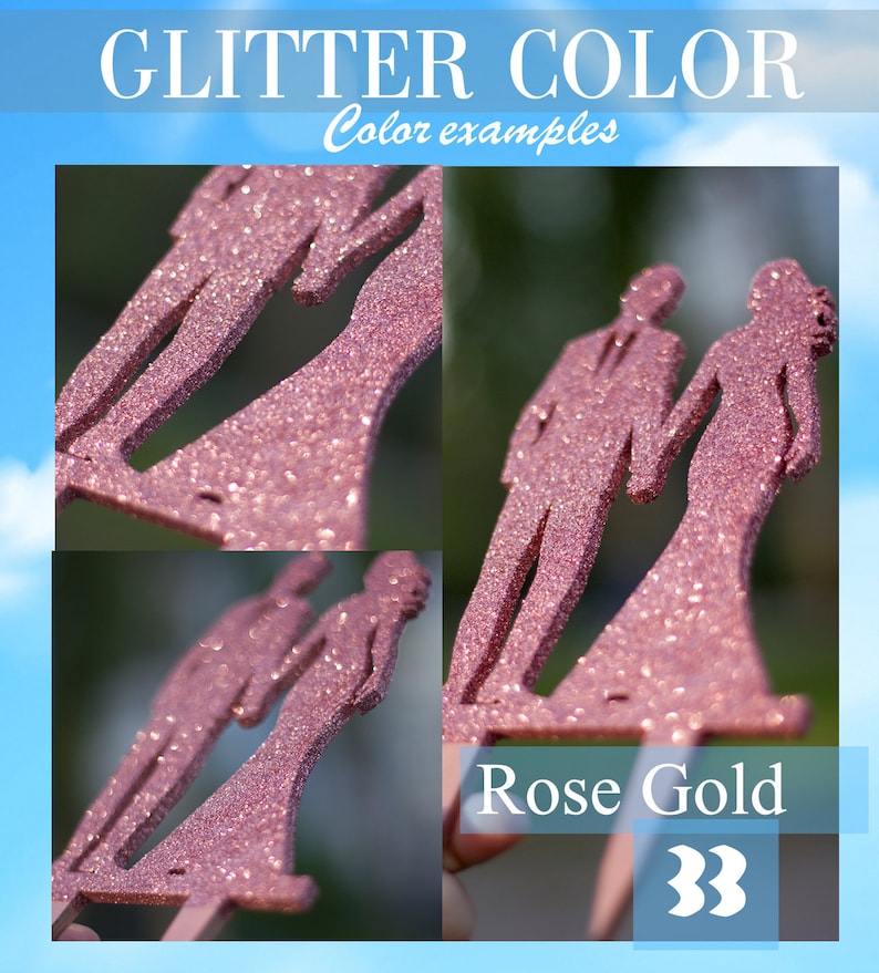 Op de afbeelding: Close-up van een paar glitter bruidstaarttoppers in roosgoud. Het paar houdt elkaars hand vast en de bruid draagt een jurk met een zwierige rok. De tekst "Rose Gold" is zichtbaar in de afbeelding.