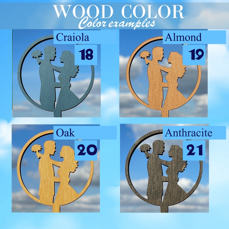 Op de afbeelding: Vier houten bruidstaarttoppers in verschillende houtkleuren: Craioloa (blauw), Almond (bruin), Oak (lichtbruin) en Anthracite (grijs). Elke topper heeft een silhouet van een stel dat hand in hand staat, waarbij de bruidegom een ​​boeket bloemen vasthoudt. De houtkleuropties zijn genummerd van 18 tot 21.