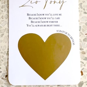 Peut inclure: Une carte blanche avec des lettres dor&eacute;es qui disent "Zio Tony" et un message qui dit "Parce que je sais que tu vas m'aimer. Parce que je sais que tu vas t'en soucier. Parce que je sais que pour toujours tu seras toujours l&agrave;..." La carte a un c&oelig;ur dor&eacute; qui peut &ecirc;tre gratt&eacute; pour r&eacute;v&eacute;ler un message cach&eacute;.