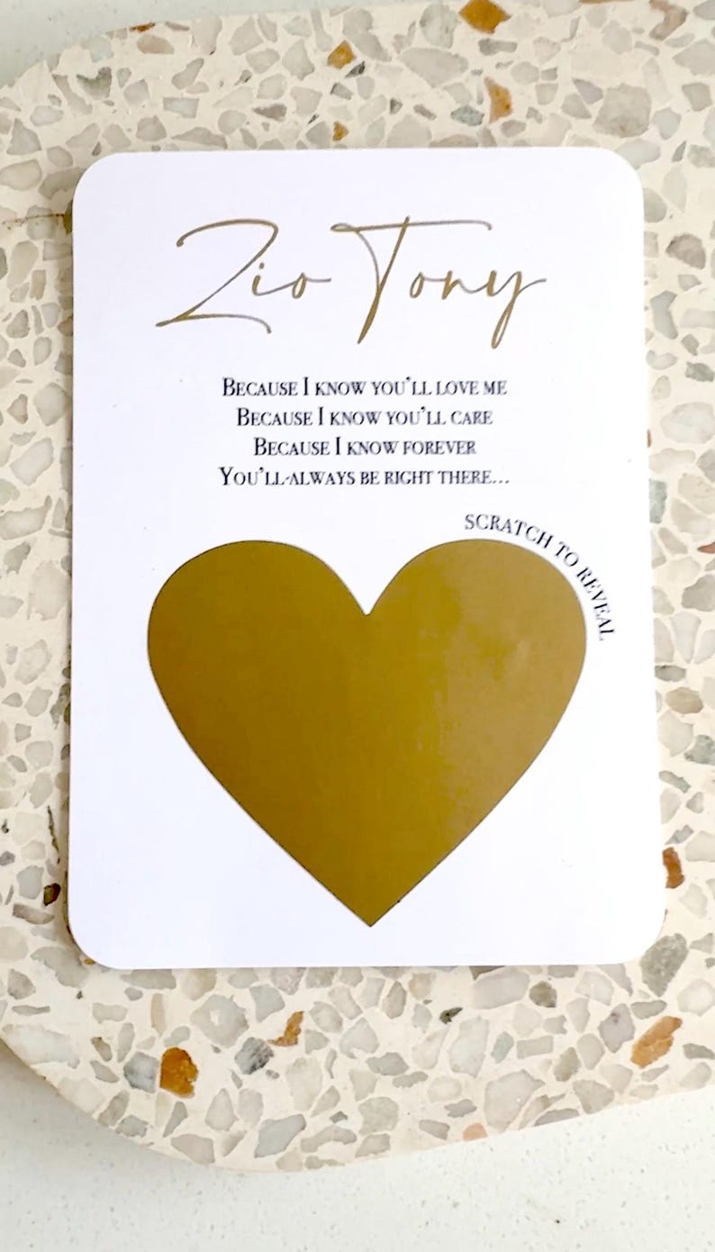 Peut inclure: Une carte blanche avec des lettres dor&eacute;es qui disent "Zio Tony" et un message qui dit "Parce que je sais que tu vas m'aimer. Parce que je sais que tu vas t'en soucier. Parce que je sais que pour toujours tu seras toujours l&agrave;..." La carte a un c&oelig;ur dor&eacute; qui peut &ecirc;tre gratt&eacute; pour r&eacute;v&eacute;ler un message cach&eacute;.