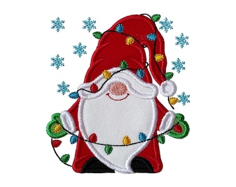 Weihnachtswichtel mit Lichterkette – Applikations-Stickdatei – Niedlicher Wichtel zum sofortigen Download