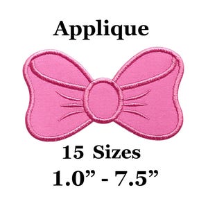 Peut inclure: Un écusson brodé en forme de nœud rose vif avec un détail ovale central et des lignes cousues. Le texte au-dessus indique Applique et le texte en dessous indique 15 Sizes 1.0 inch - 7.5 inches. Le motif présente un remplissage rose uni.