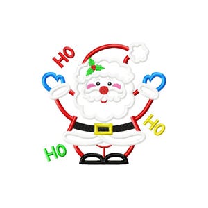 Puede incluir: Un dise&ntilde;o bordado de Santa Claus con un gorro rojo con pomp&oacute;n blanco, un cintur&oacute;n negro con hebilla amarilla y manoplas azules. El dise&ntilde;o presenta hojas de acebo verdes en el gorro y el texto HO HO HO en colores rojo, amarillo y verde.