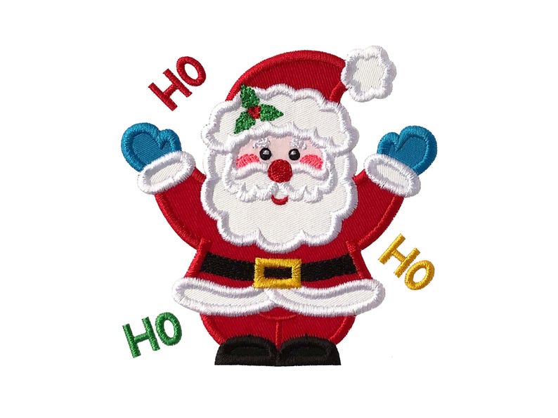 Puede incluir: Un parche bordado que muestra a un Santa Claus de dibujos animados con traje rojo, cintur&oacute;n negro, hebilla dorada y ribetes blancos. Santa tiene manoplas azules, barba blanca y una ramita de acebo en el gorro. El texto HO HO HO aparece en colores.