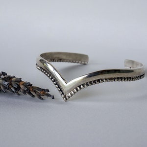 酸化スターリングシルバーのシェブロンカフ：ハンドメイドの幾何