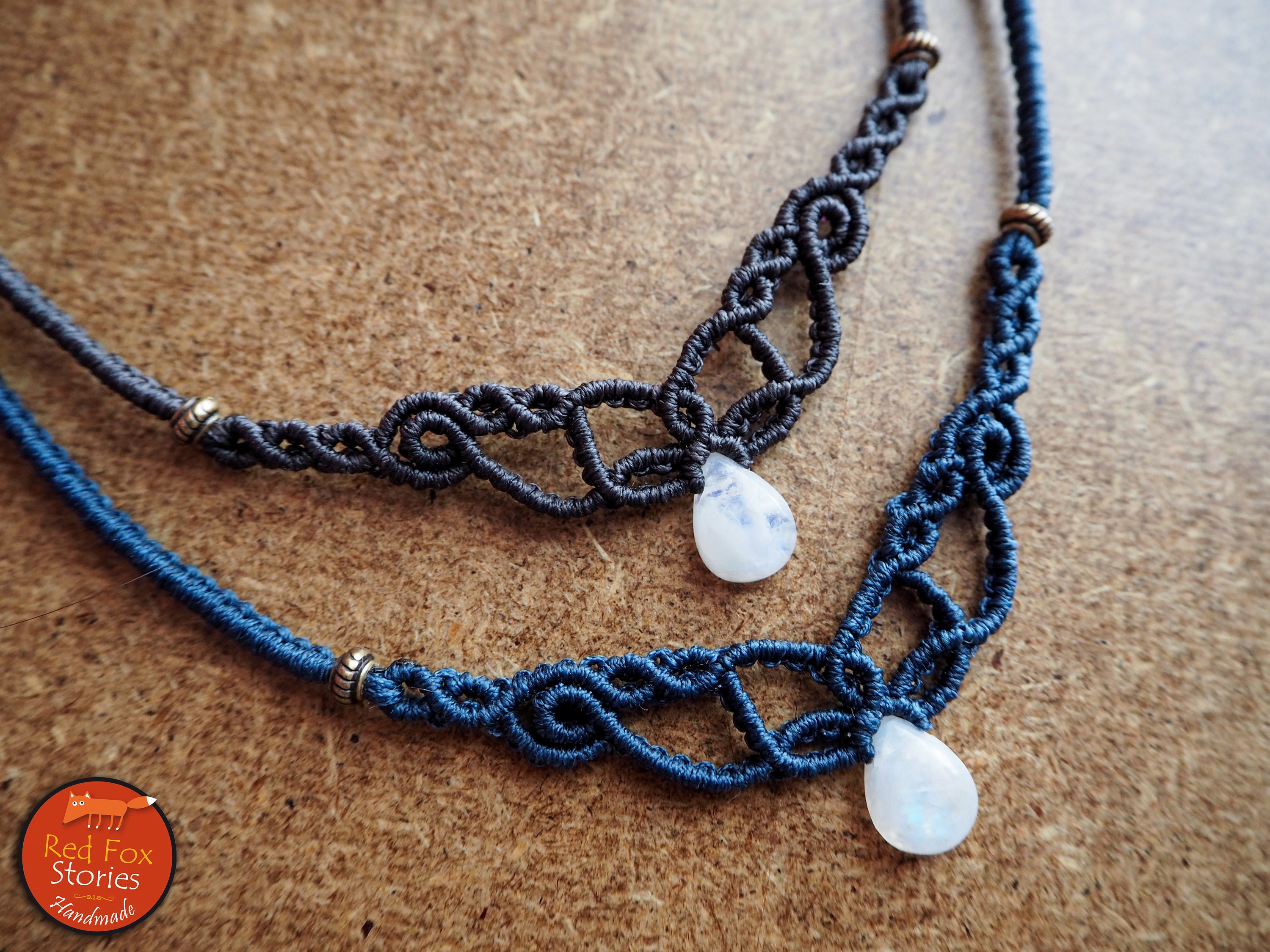 Adjustable necklace braided in macram\u00e9 and peristeitis rainbow moonstone with intense blue reflections and brass beads
