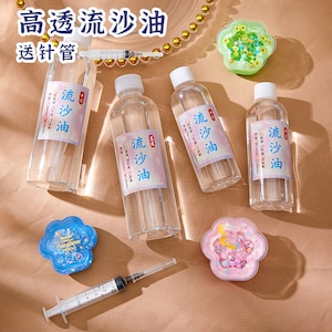 Può includere: Quattro bottiglie trasparenti di liquido etichettate "流沙油" (olio di sabbia fluida) con una siringa e tre piccoli contenitori di slime glitterato colorato. I contenitori hanno la forma di un fiore e hanno un coperchio trasparente.