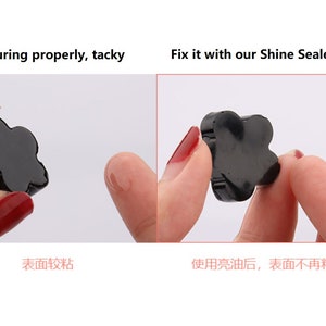 May include: Two images showing a black flower-shaped resin piece. The first image shows the piece with a sticky surface. The second image shows the piece with a shiny surface after using a sealer. The text "Not curing properly, tacky" is above the first image. The text "Fix it with our Shine Sealer" is above the second image. The text "表面较粘" is below the first image. The text "使用亮油后,表面不再粘" is below the second image.