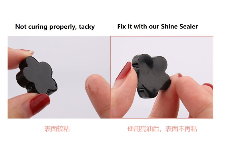 May include: Two images showing a black flower-shaped resin piece. The first image shows the piece with a sticky surface. The second image shows the piece with a shiny surface after using a sealer. The text "Not curing properly, tacky" is above the first image. The text "Fix it with our Shine Sealer" is above the second image. The text "表面较粘" is below the first image. The text "使用亮油后,表面不再粘" is below the second image.