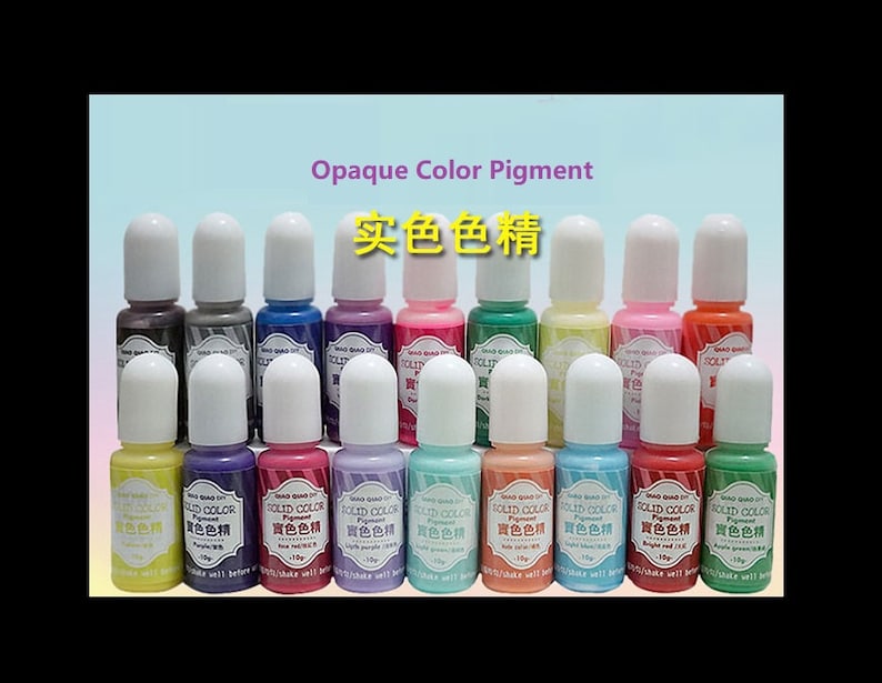 K&ouml;nnte beinhalten: Ein Set mit 15 kleinen Flaschen mit opaquem Farbpigment. Die Flaschen sind mit dem Farbnamen in Englisch und Chinesisch beschriftet. Die Flaschen sind in drei Reihen zu f&uuml;nf angeordnet. Die Flaschen sind alle gleich gro&szlig; und gleich geformt. Die Flaschen sind alle klar und das Pigment ist im Inneren sichtbar. Die Flaschen sind alle mit einem wei&szlig;en Verschluss versiegelt.