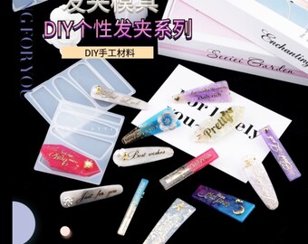 Pode incluir: Um conjunto de moldes de silicone transparentes para fazer grampos de cabelo, com uma variedade de grampos de cabelo acabados com glitter e resina colorida. Os grampos de cabelo acabados têm texto como "Best Wishes", "Only Rich" e "Just for you".