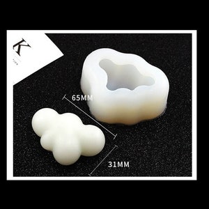 Puede incluir: Dos moldes de silicona para hacer manualidades de resina. El molde más grande tiene forma de nube y mide 6,5 pulgadas de ancho. El molde más pequeño tiene forma de nube doble y mide 3,1 pulgadas de ancho.